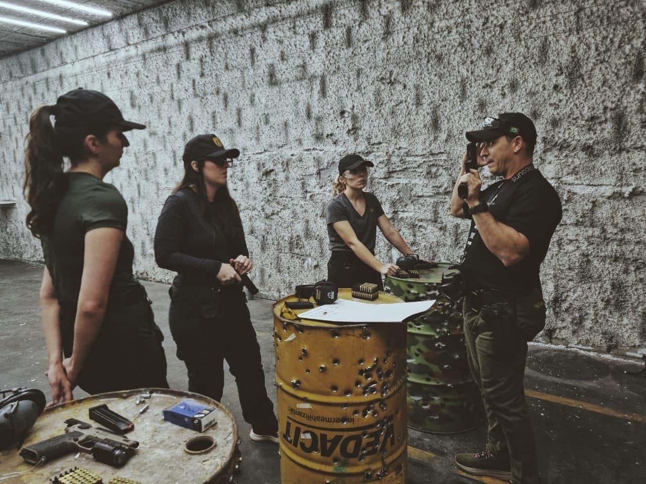Grupo em briefing técnico ao redor da bancada